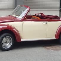Restaurierter VW Käfer Cabrio vor der Werkstatt